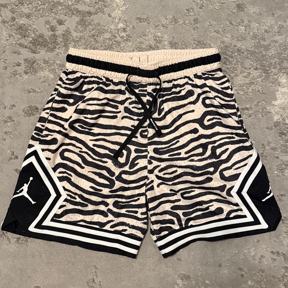 Air Jordan Diamond Shorts - Picture 2 of 10